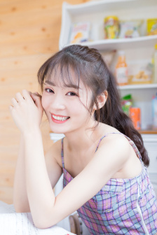 上官婉儿拿一支笔稿自己